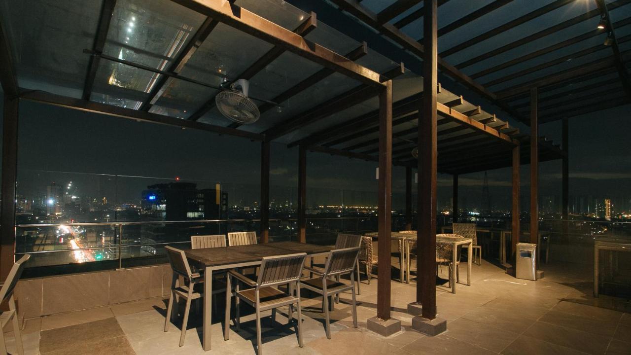 RedDoorz Premium @ West Avenue Quezon City Exterior foto