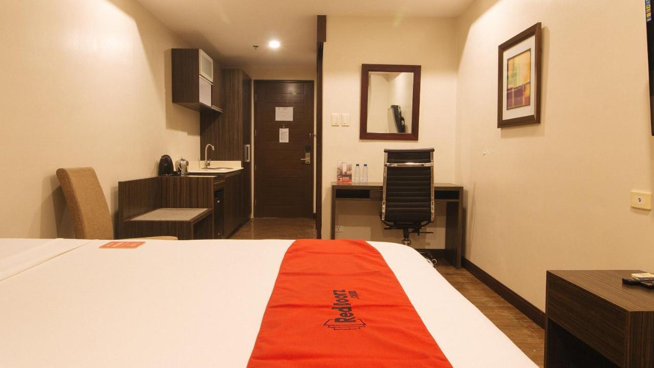 RedDoorz Premium @ West Avenue Quezon City Exterior foto