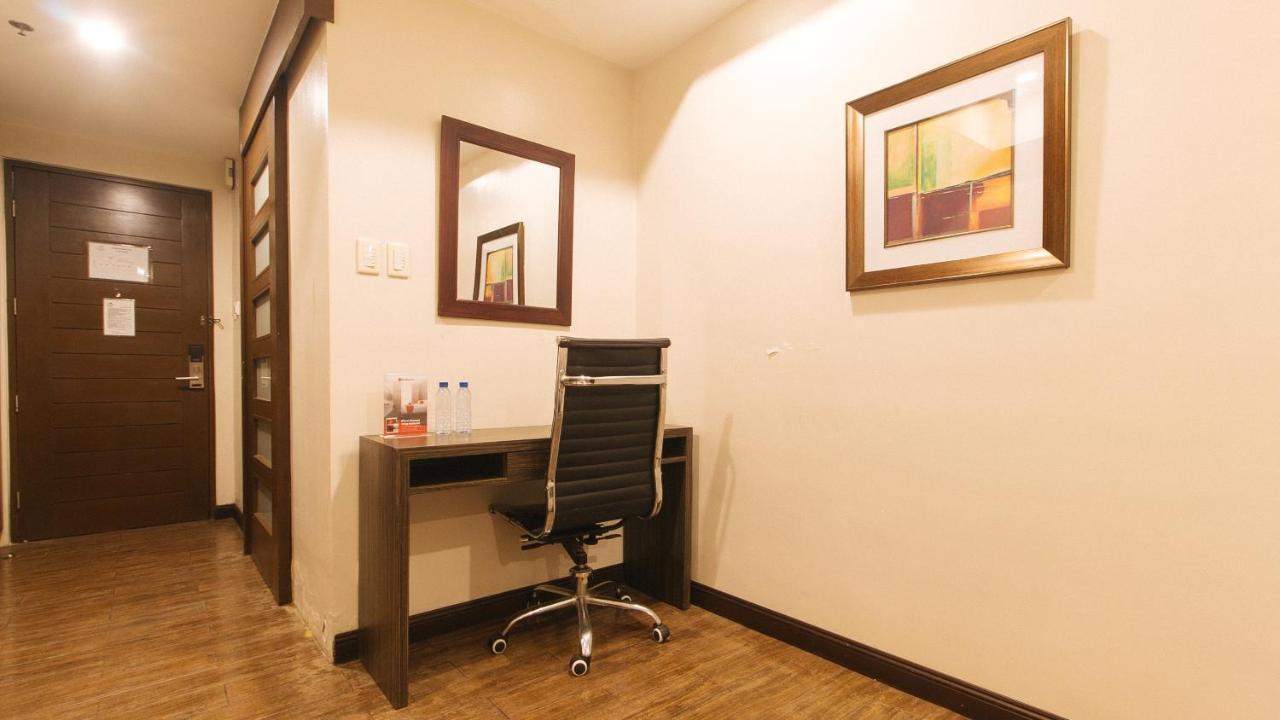 RedDoorz Premium @ West Avenue Quezon City Exterior foto