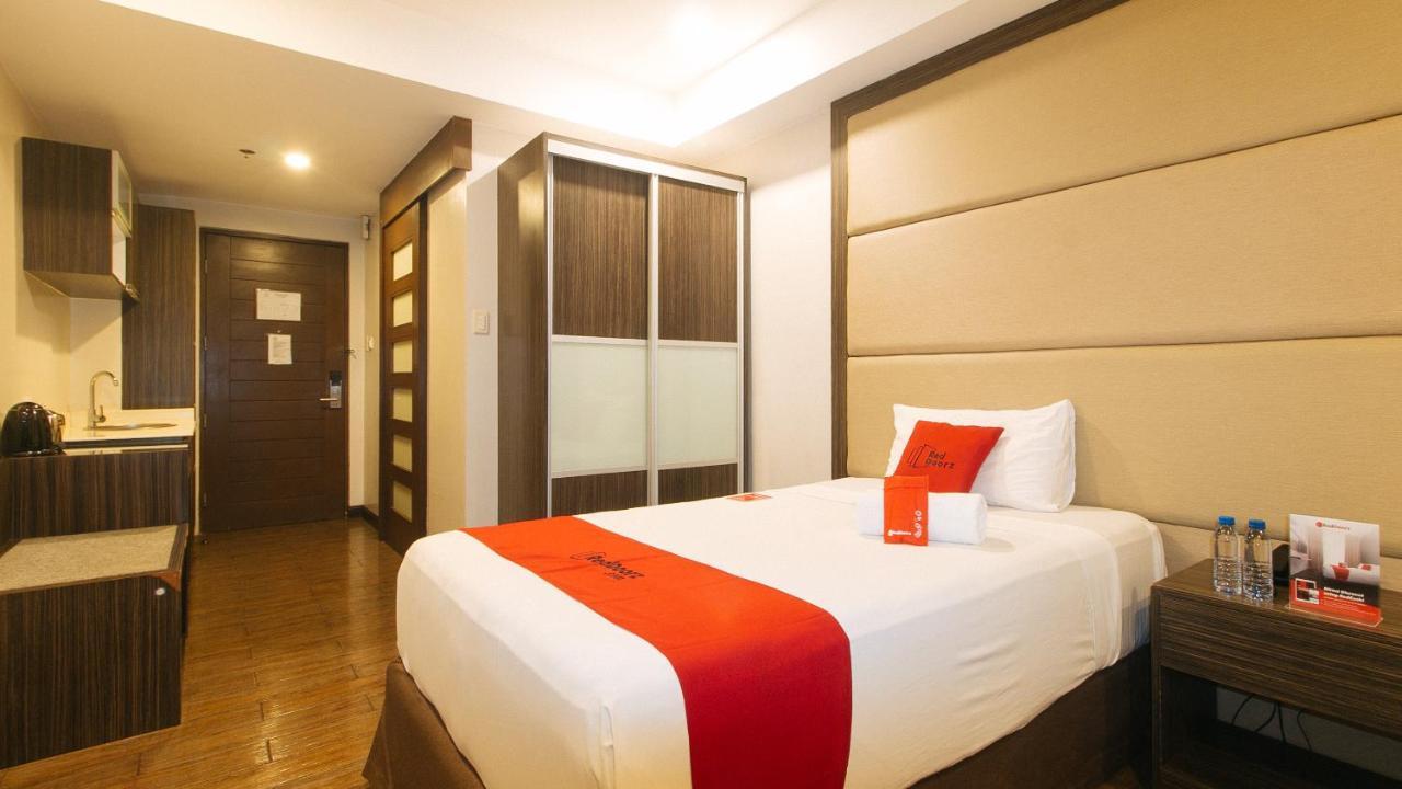 RedDoorz Premium @ West Avenue Quezon City Exterior foto