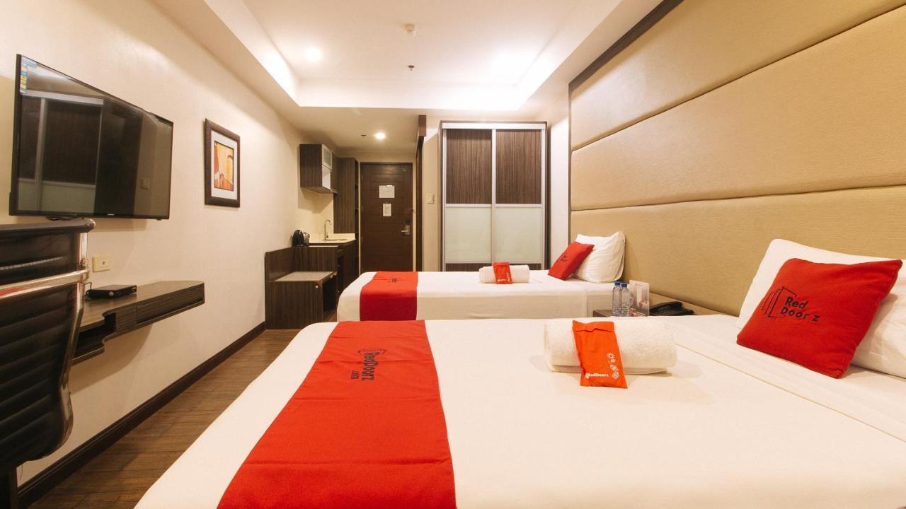 RedDoorz Premium @ West Avenue Quezon City Exterior foto