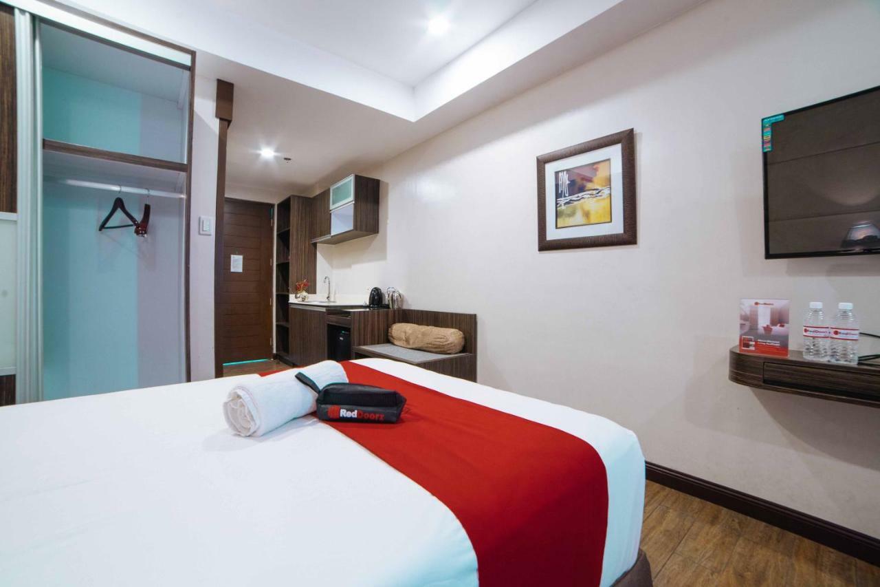 RedDoorz Premium @ West Avenue Quezon City Exterior foto