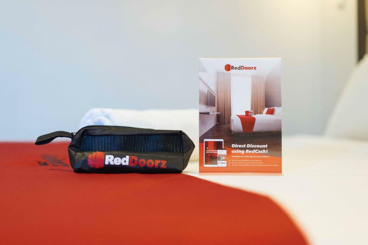 RedDoorz Premium @ West Avenue Quezon City Exterior foto