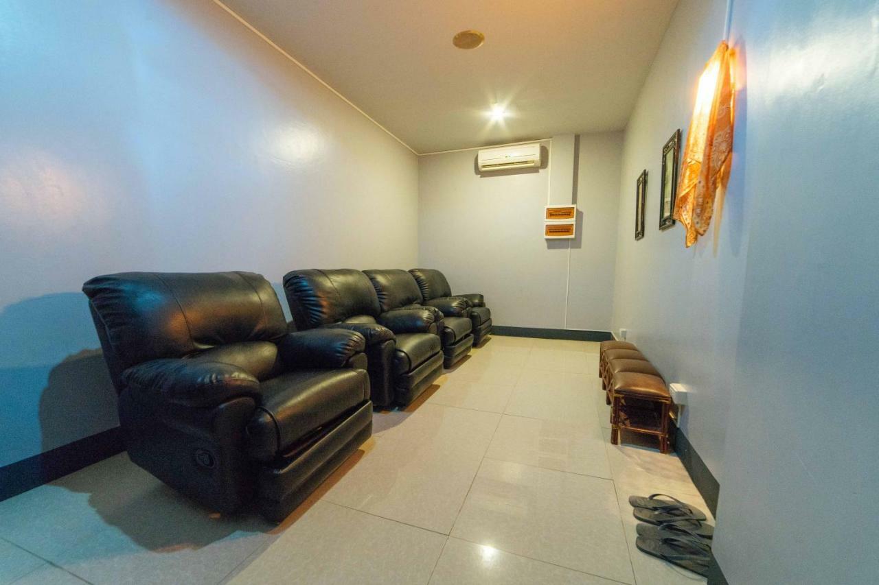 RedDoorz Premium @ West Avenue Quezon City Exterior foto