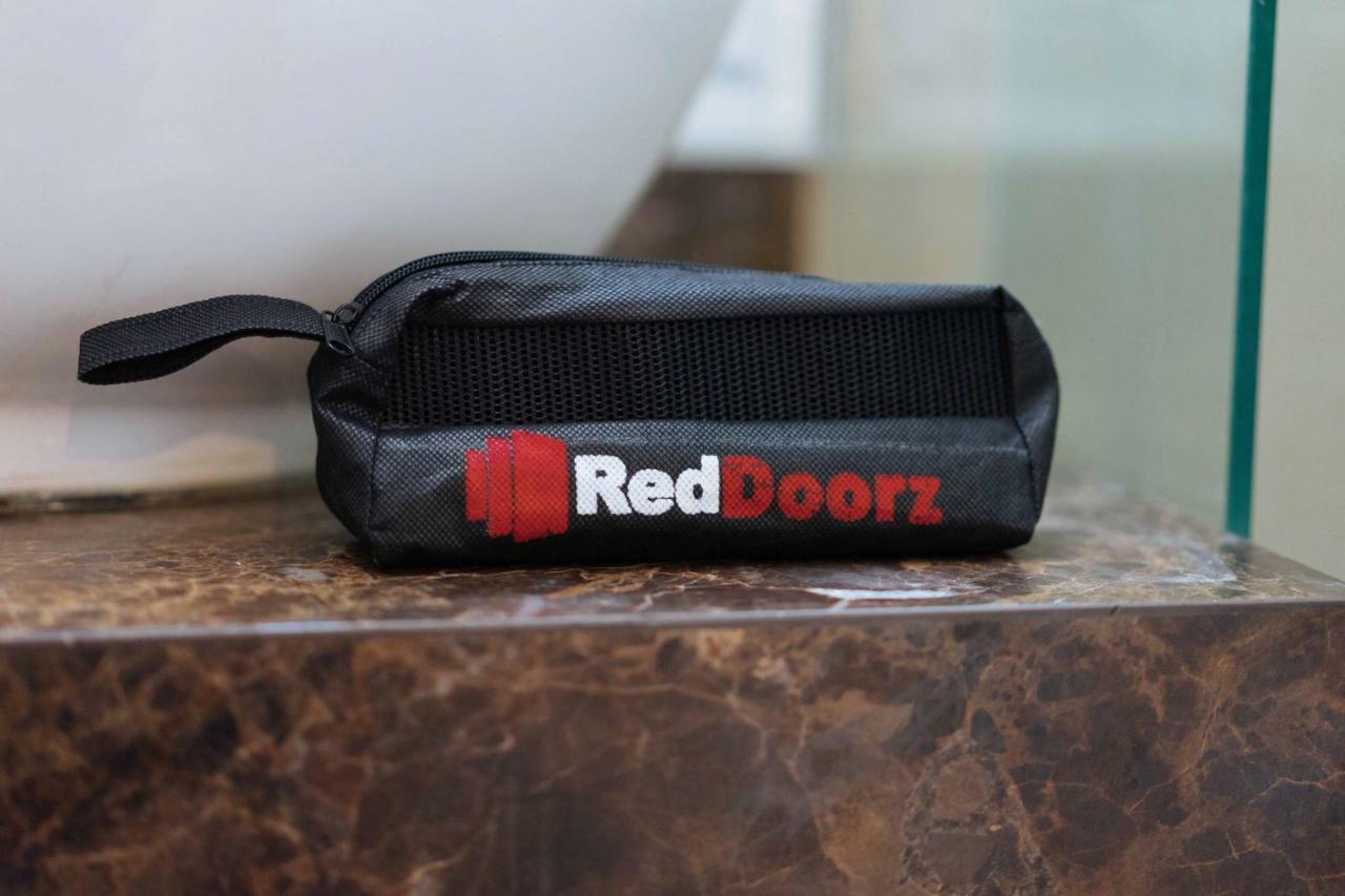 RedDoorz Premium @ West Avenue Quezon City Exterior foto